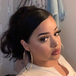 Meet your Posher, Estefani